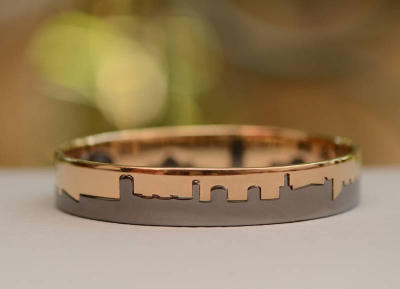 Jerusalem Ineinander Verschlungene Armreifen in Gold Und Silber Mit Der Skyline Von New York von RethinkGold