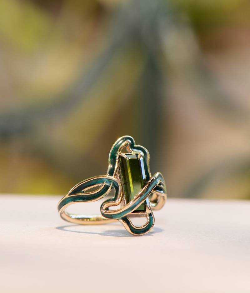 Jugendstil Inspirierter Ring Mit Grünem Turmalin, Kaltemail, Statement Im Jugendstil, Bunter Unikat Ring, Kaltemail von RethinkGold