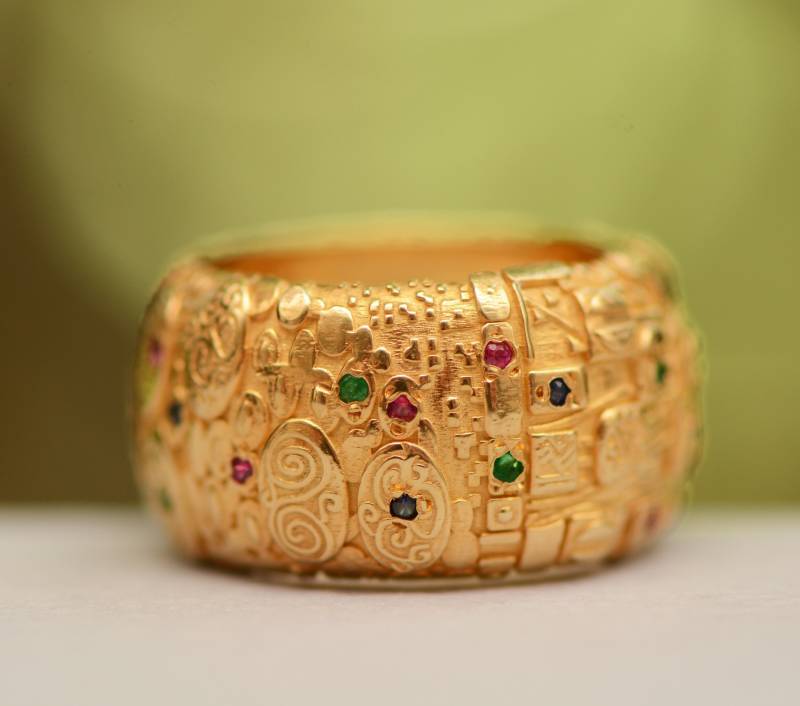 Ein Von Klimt Inspirierter Goldener Ehering Mit Rubinen, Saphiren Und Smaragden von RethinkGold