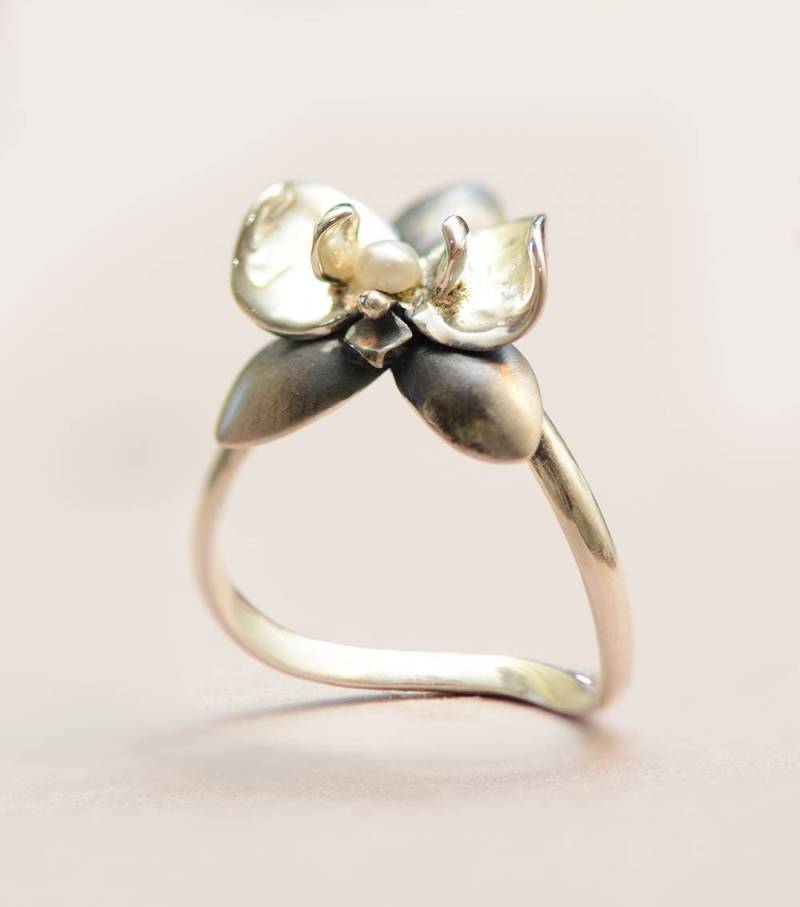 Silber Orchidee Verlobungsring Mit Perle von RethinkGold
