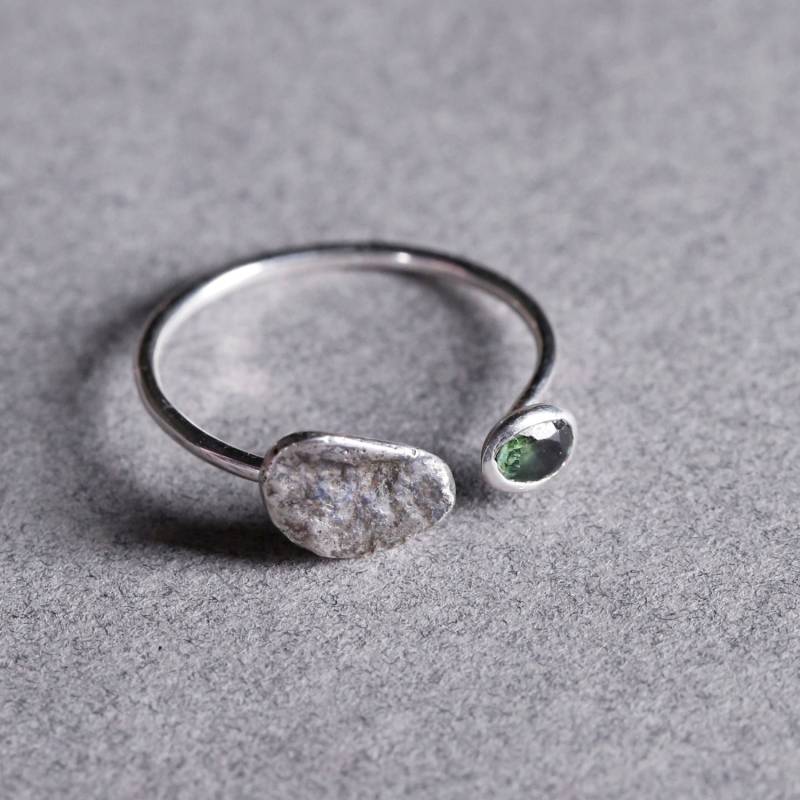 Minimalist Sterling Silber Einfacher Ring Mit Grün Turmalin Stein von RethinkGold