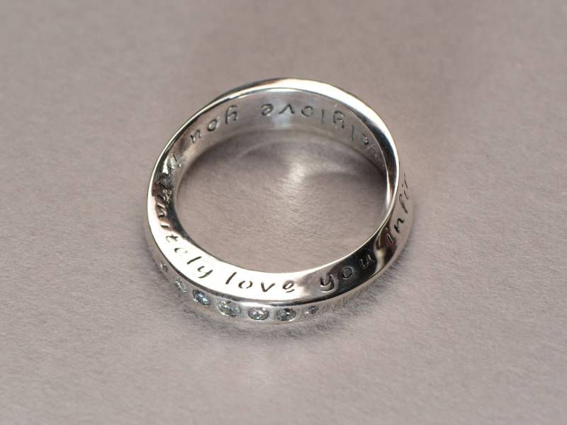 Möbiusband Unendliche Liebe Ring in Silber von RethinkGold