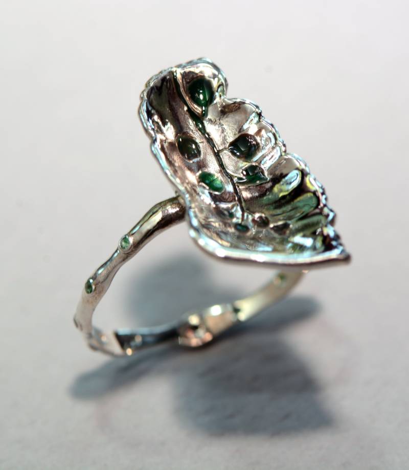 Silber Und Kalten Emaille Abstrakten Blattring Mit Winzigen Smaragde von RethinkGold