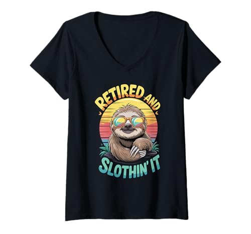 Damen Lustiger Ruhestand und Loving It, cooles Faultier im Sonnenbrillen-Design T-Shirt mit V-Ausschnitt Damen Lustiger Ruhestand und Loving It, cooles Faultier im Sonnenbrillen-Design T-Shirt mit V-Ausschnitt von Retirement and Lazy Animal Lover Designs