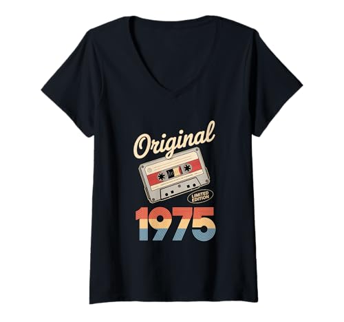 Damen Vintage 1975 Geburtstag Retro Musik Kassette Geboren 1975 T-Shirt mit V-Ausschnitt Damen Vintage 1975 Geburtstag Retro Musik Kassette Geboren 1975 T-Shirt mit V-Ausschnitt von Retro 1975 Birthday Party Apparel