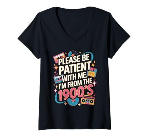 Damen Bitte haben Sie Geduld mit mir, ich komme aus The Humor Vintage 1900s T-Shirt mit V-Ausschnitt Damen Bitte haben Sie Geduld mit mir, ich komme aus The Humor Vintage 1900s T-Shirt mit V-Ausschnitt von Retro 90s Vibes Joke Nostalgia