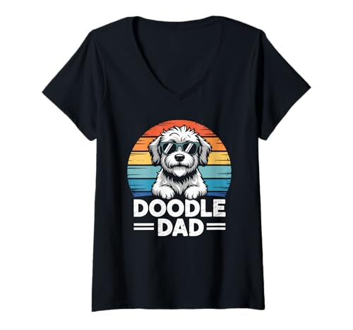 Damen Doodle Dad Hundeliebhaber, Retro-Labradoodle mit Sonnenuntergang T-Shirt mit V-Ausschnitt Damen Doodle Dad Hundeliebhaber, Retro-Labradoodle mit Sonnenuntergang T-Shirt mit V-Ausschnitt von Retro Doodle Dog Dad Gifts