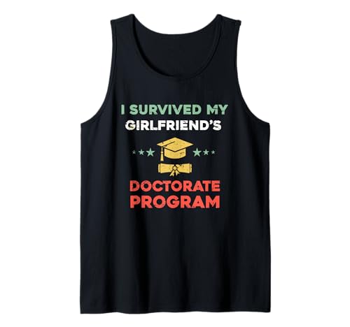 Herren Ich Habe das Doktoratsprogramm MEINER Freundin überlebt, PhD Boyfriend Tank Top Herren Ich Habe das Doktoratsprogramm MEINER Freundin überlebt, PhD Boyfriend Tank Top von Retro Future PHD Girlfriend graduation Clothing