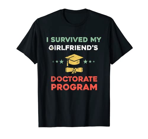 Herren Ich habe das Doktorandenprogramm MEINER Freundin überlebt. PhD Boyfriend T-Shirt von Retro Future PHD Girlfriend graduation Clothing