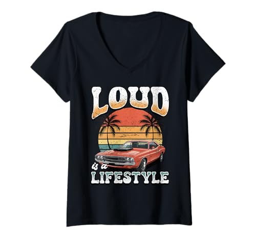 Damen Loud is A Lifestyle Muscle Car Sunset T-Shirt mit V-Ausschnitt von Retro Garage Classics
