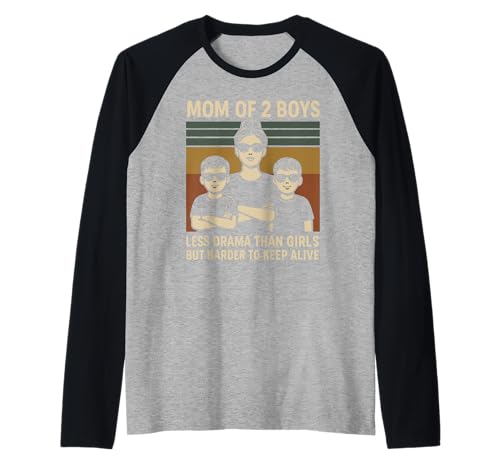 Mom Of 2 Boys Less Drama Than Girls But Harder To Keep Alive Raglan Mom Of 2 Boys Less Drama Than Girls But Harder To Keep Alive Raglan von Retro Humor Mutter Stolz Familie Witzig
