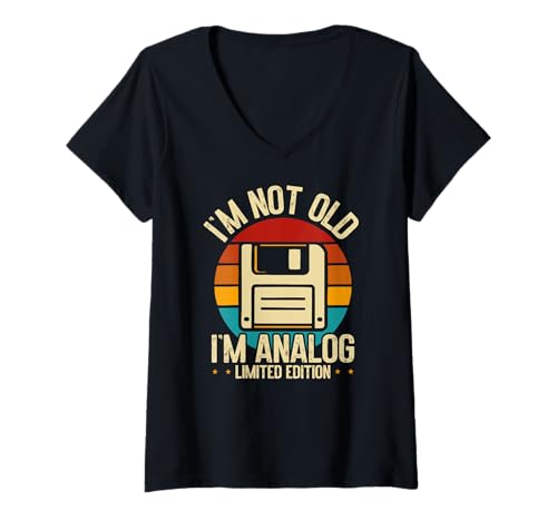 Damen Ich Bin Nicht Alt, Ich Bin Analog Vintage Floppy Disk T-Shirt mit V-Ausschnitt Damen Ich Bin Nicht Alt, Ich Bin Analog Vintage Floppy Disk T-Shirt mit V-Ausschnitt von Retro Nostalgie Vintage Stil Geburtstag Vibes