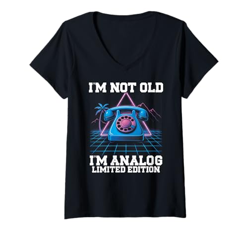 Damen Ich Bin Nicht Alt Ich Bin Analog Vintage Telefon Neon Tech T-Shirt mit V-Ausschnitt Damen Ich Bin Nicht Alt Ich Bin Analog Vintage Telefon Neon Tech T-Shirt mit V-Ausschnitt von Retro Nostalgie Vintage Stil Geburtstag Vibes