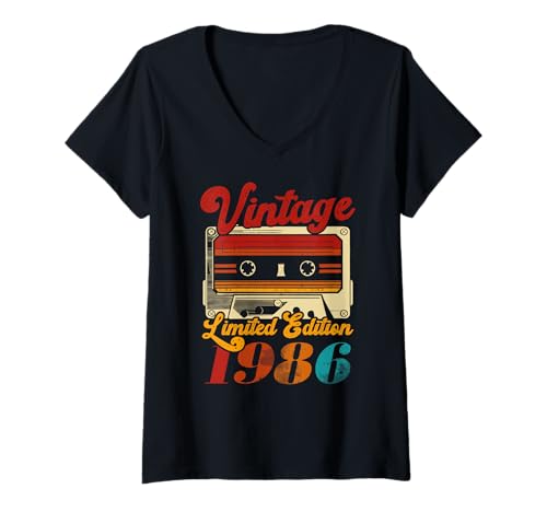 Damen Limited Edition Geboren 1986 Kassette 40er Jahre Geburtstag T-Shirt mit V-Ausschnitt Damen Limited Edition Geboren 1986 Kassette 40er Jahre Geburtstag T-Shirt mit V-Ausschnitt von Retro Nostalgie Vintage Stil Geburtstag Vibes