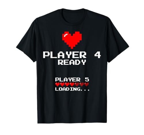 Baby-Ankündigung - Player 4 ist bereit, Spieler 5 wird geladen T-Shirt Baby-Ankündigung - Player 4 ist bereit, Spieler 5 wird geladen T-Shirt von Retro Pregnancy Gaming and Gamer Gifts