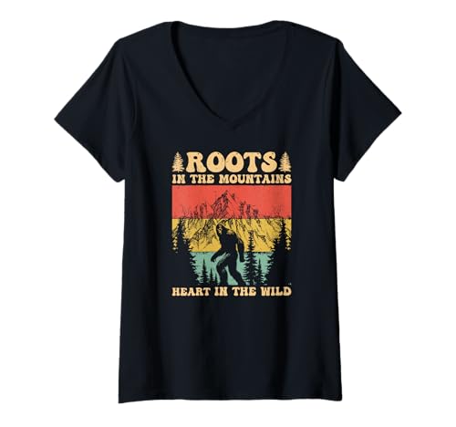 Damen Wurzeln im Berge Herz im wilden Sasquatch Bigfoot T-Shirt mit V-Ausschnitt Damen Wurzeln im Berge Herz im wilden Sasquatch Bigfoot T-Shirt mit V-Ausschnitt von Retro Sasquatch Bigfoot Camping Wanderer Design