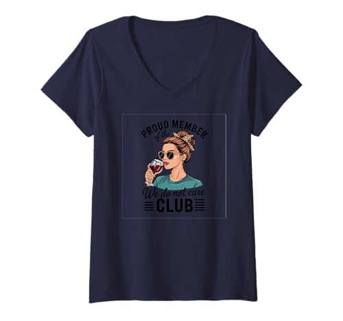 Damen Stolzes Mitglied des We Do Not Care Club T-Shirt mit V-Ausschnitt von Retro Vibe Wine Tasting - DressedForDuty