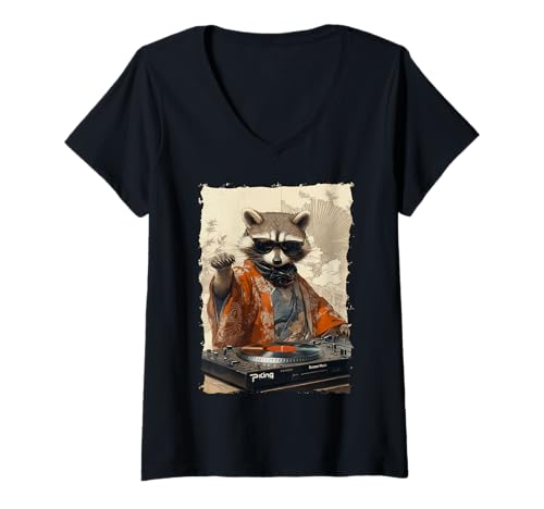 Damen DJ Waschbär Kimono Plattenspieler – Japanische Musik T-Shirt mit V-Ausschnitt Damen DJ Waschbär Kimono Plattenspieler – Japanische Musik T-Shirt mit V-Ausschnitt von Retro-Vibes Party Tier Geschenk Mit Tokio Stil