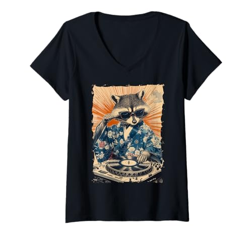 Damen DJ Waschbär Kimono Plattenspieler – Japanische Musik T-Shirt mit V-Ausschnitt Damen DJ Waschbär Kimono Plattenspieler – Japanische Musik T-Shirt mit V-Ausschnitt von Retro-Vibes Party Tier Geschenk Mit Tokio Stil