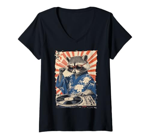 Damen DJ Waschbär Kimono Plattenspieler – Kanji Japanische Musik T-Shirt mit V-Ausschnitt Damen DJ Waschbär Kimono Plattenspieler – Kanji Japanische Musik T-Shirt mit V-Ausschnitt von Retro-Vibes Party Tier Geschenk Mit Tokio Stil