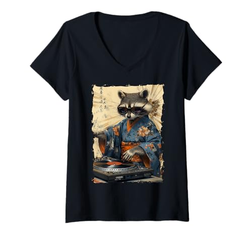 Damen DJ Waschbär Kimono Plattenspieler – Kanji Japanische Musik T-Shirt mit V-Ausschnitt Damen DJ Waschbär Kimono Plattenspieler – Kanji Japanische Musik T-Shirt mit V-Ausschnitt von Retro-Vibes Party Tier Geschenk Mit Tokio Stil