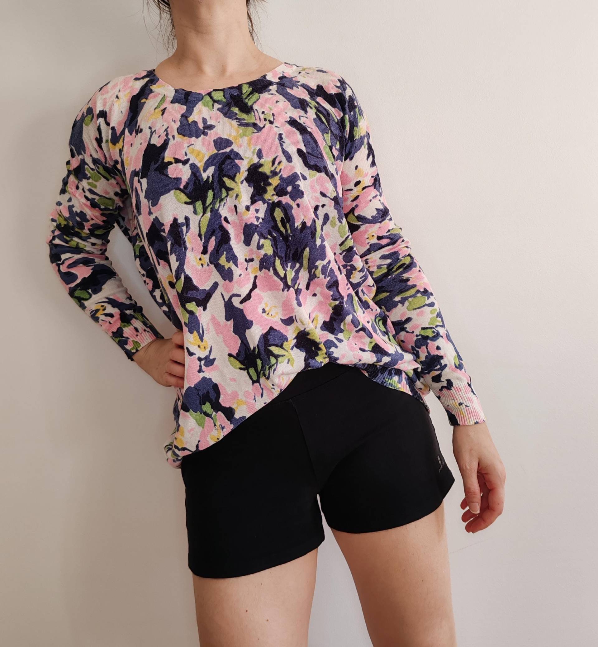 Bedruckter Gestrickter Langarmpullover. Mehrfarbiger Pullover Mit Blumenmuster von RetroBaloon