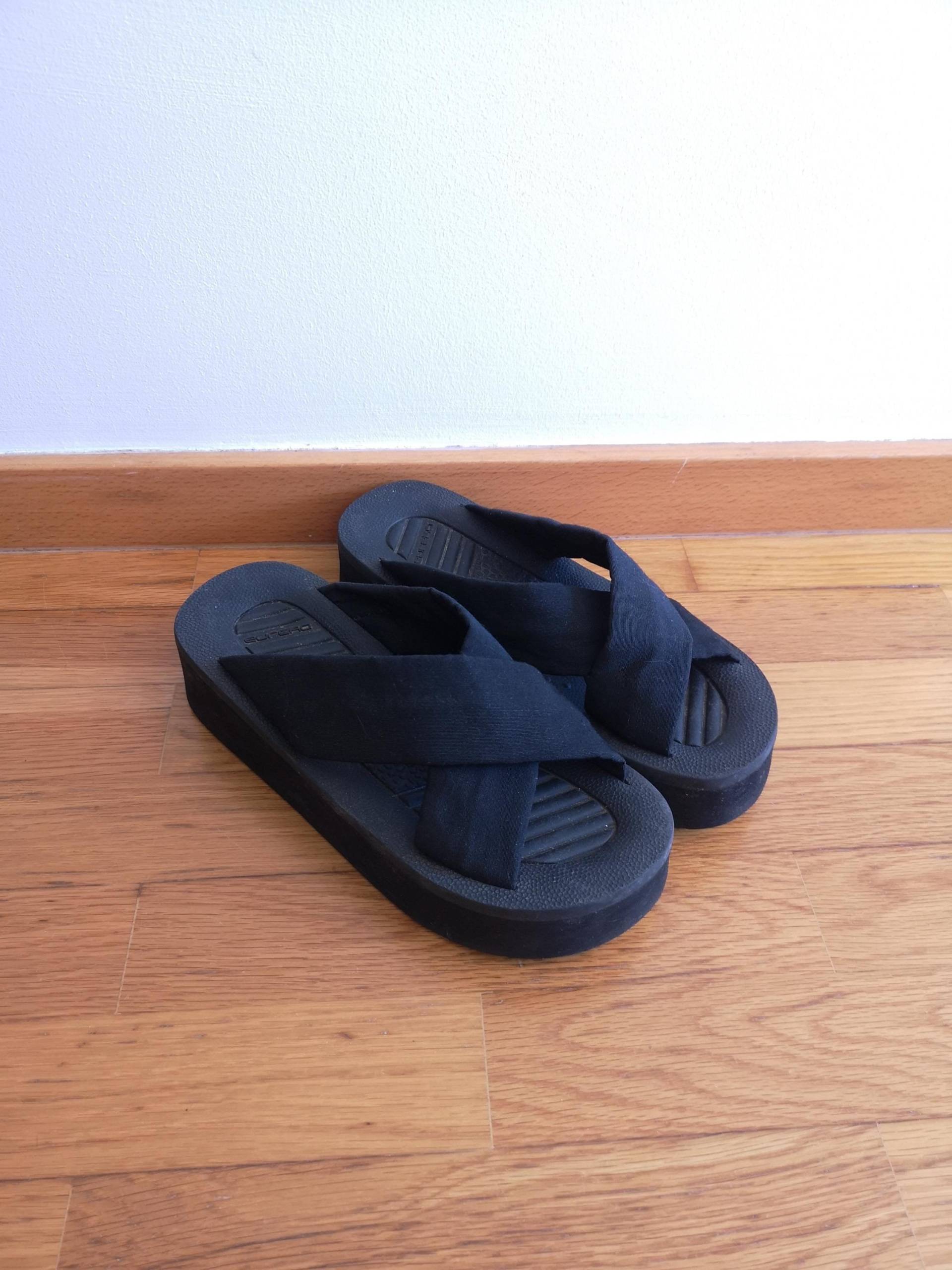 Criss Cross Plateau Klobige Schwarze Sandalen von RetroBaloon