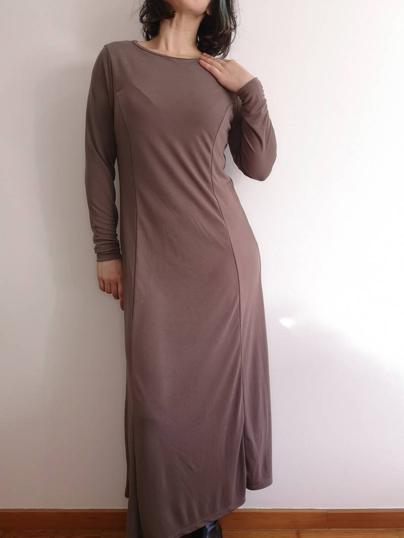 Damen Taupe Flare Jersey Maxikleid. Langarm von RetroBaloon