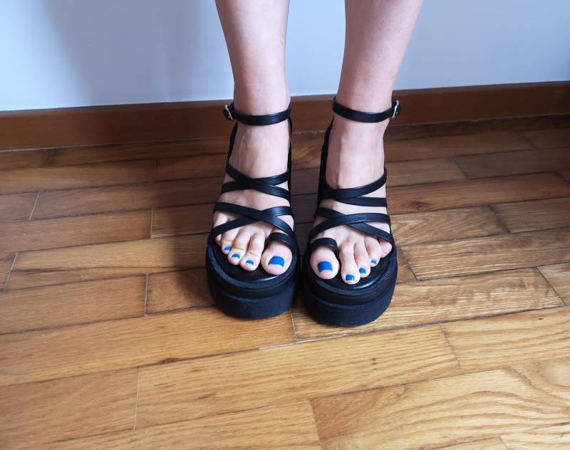 Schwarze Grobstrick Plateau Riemchen Sandalen von RetroBaloon