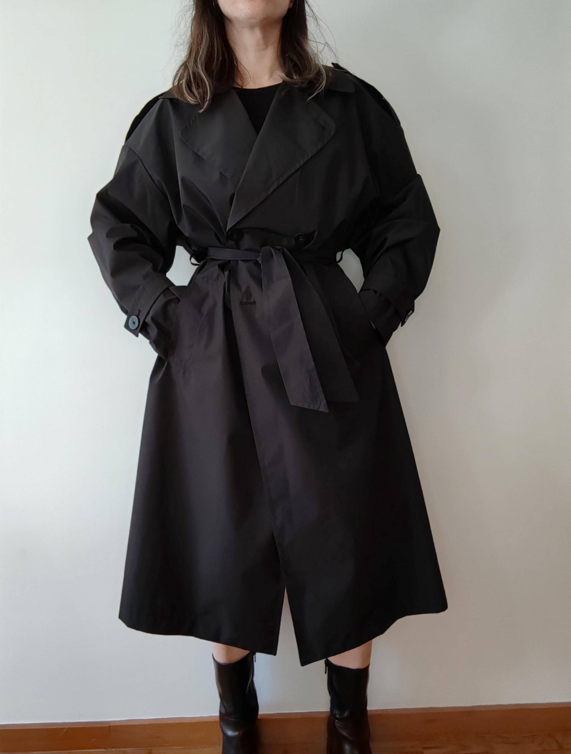 Schwarzer Übergroßer Trenchcoat. Windbreaker. Regenmantel. Wasserdichter Mantel von RetroBaloon