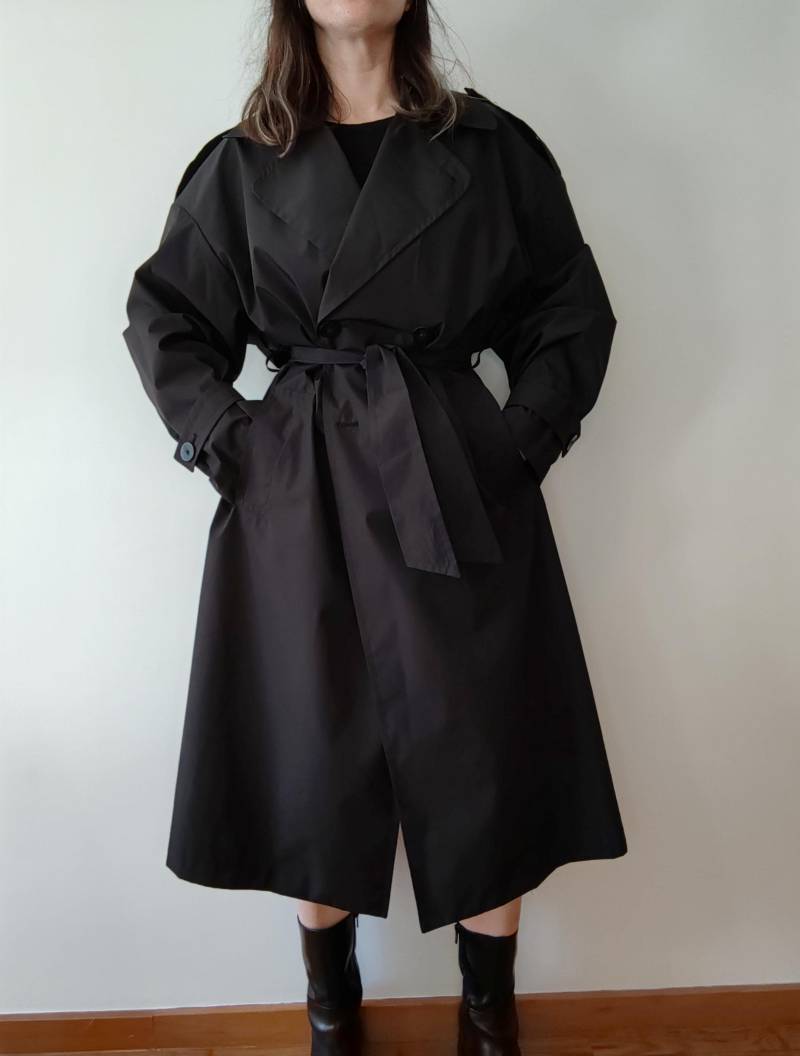 Schwarzer Übergroßer Trenchcoat. Windbreaker. Regenmantel. Wasserdichter Mantel von RetroBaloon