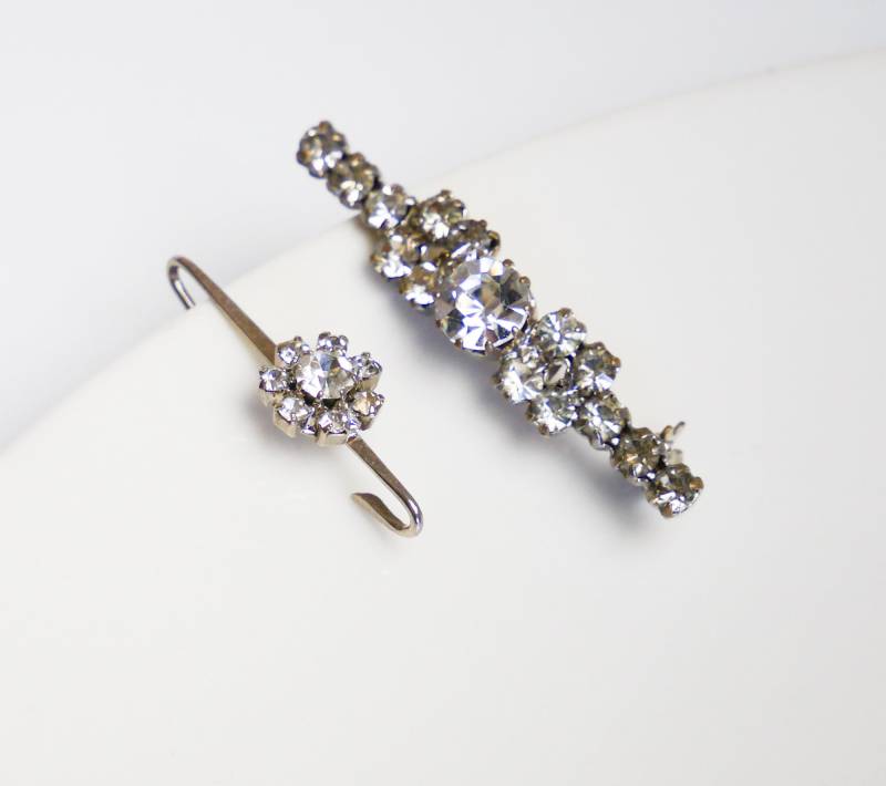 Set Aus 2 Vintage Metall Broschen Mit Glaskristallen Transparenten Strasssteinen von RetroBode