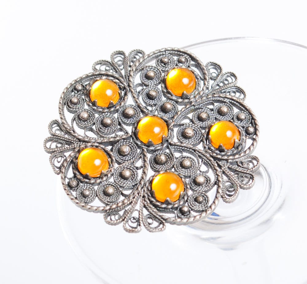 Vintage Silber Ton Metall Filigran Brosche Mit Glassteinen, Handarbeit von RetroBode