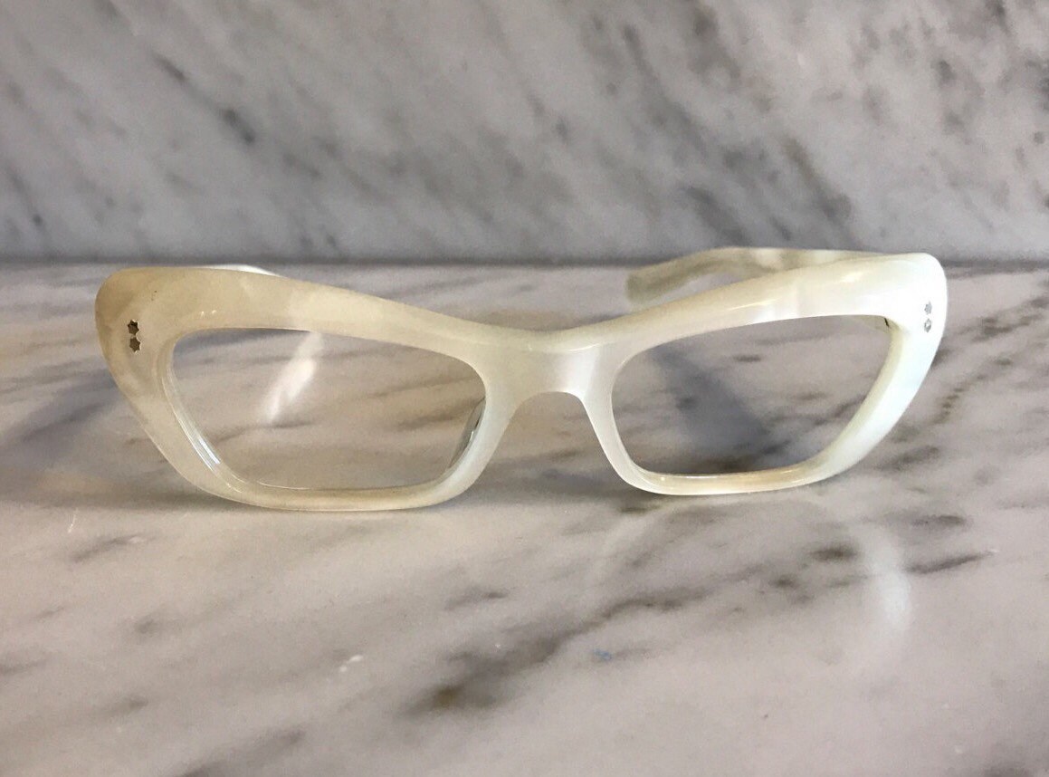 Perlweiße Unbenutzte Vintage Cateyes Perlweiße Unbenutzte Vintage Cateyes von RetroCatEyewear