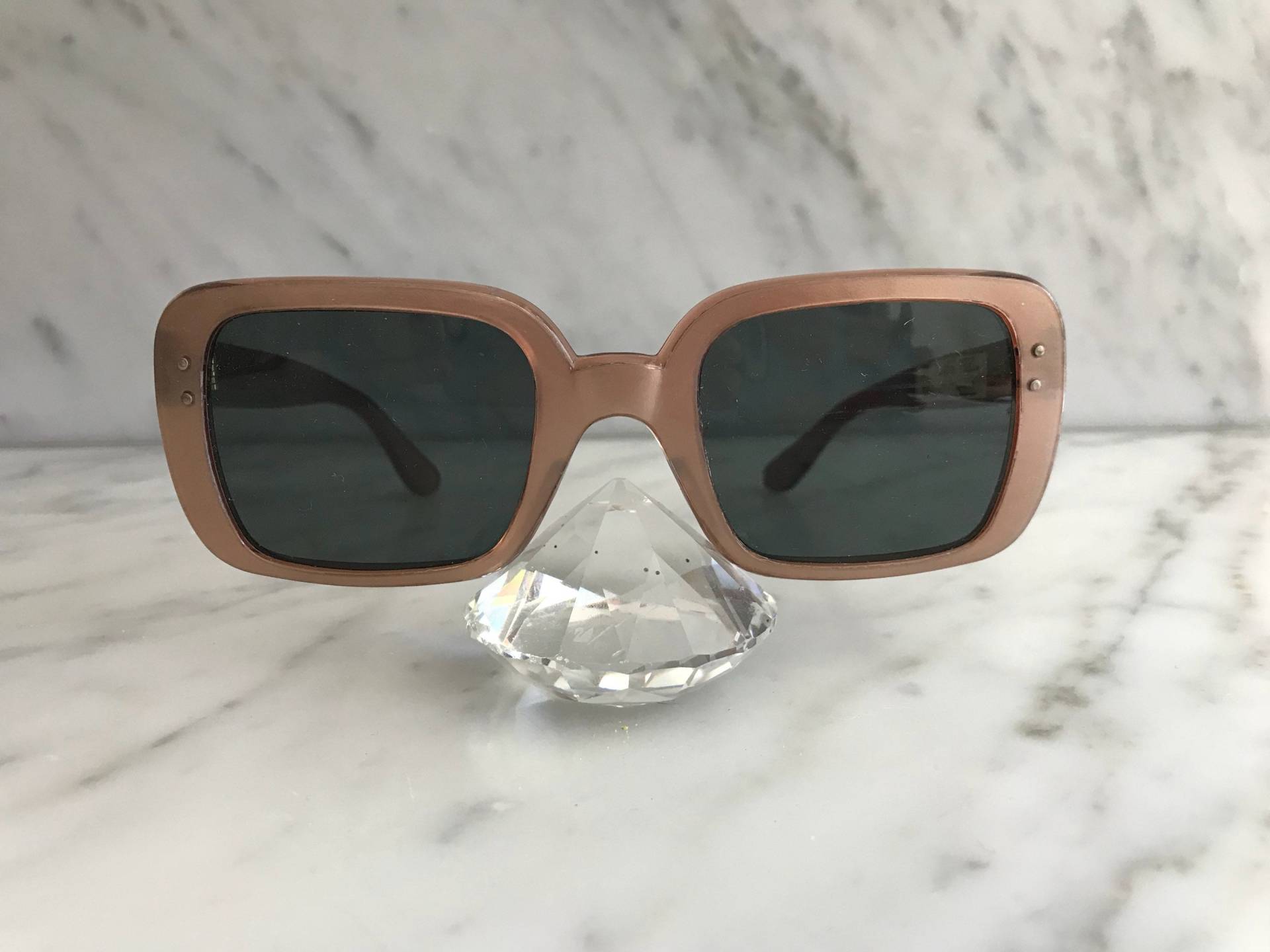 Unbenutzter Staubfarbener Jahrgang Sunglass Unbenutzter Staubfarbener Jahrgang Sunglass von RetroCatEyewear