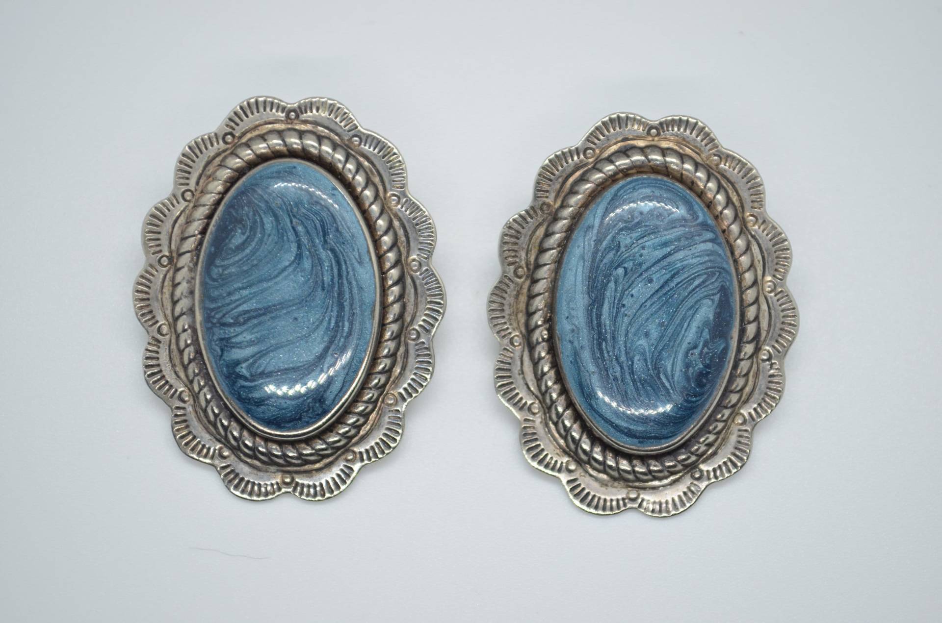 Große 80 Clip On Ohrringe, Blau Emaille-Splitter Ton, Wirbel, Seil-Kette Detaillierung, Geätzt, Gekräuselten Rand, Statement Ohrringe von RetroCatRevival