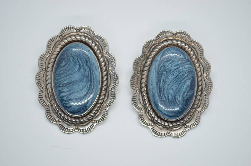 Große 80 Clip On Ohrringe, Blau Emaille-Splitter Ton, Wirbel, Seil-Kette Detaillierung, Geätzt, Gekräuselten Rand, Statement Ohrringe von RetroCatRevival