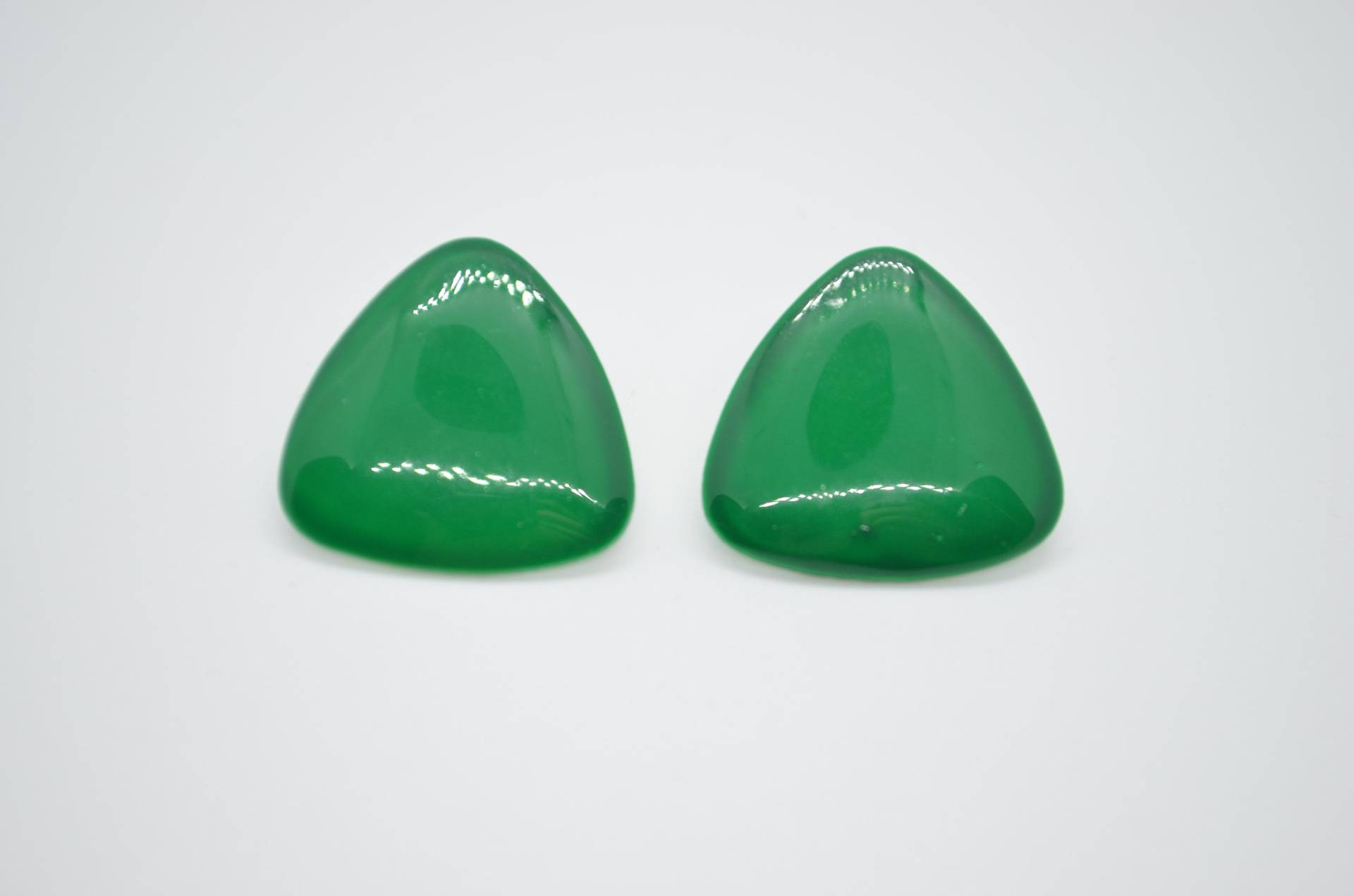 Grünes Dreieck Ohrstecker, Jahrgang 1980 Ist, Emaille, Minimalistisch, Retro Ohrringe, Sommer, Frühling, Ostern von RetroCatRevival