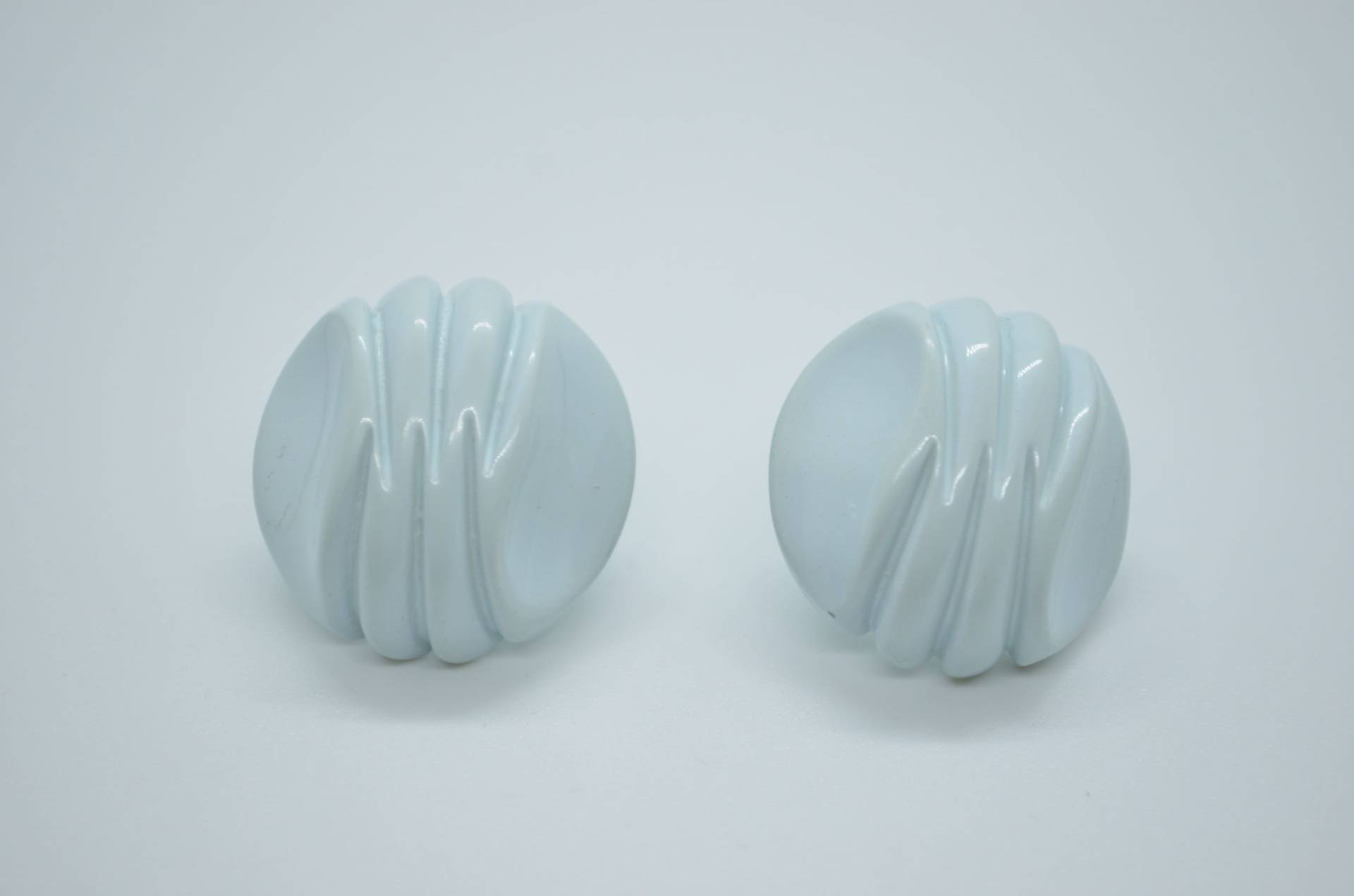 Jahrgang 1980 Durchbohrt Ohrringe, Hellblau, Geätzte Detaillierung, Kunststoff-Ohrringe, Retro-Schmuck, 80Er Jahre Mode, Taste Ohrringe von RetroCatRevival