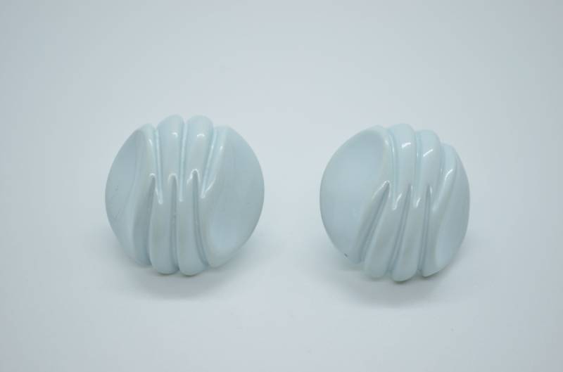 Jahrgang 1980 Durchbohrt Ohrringe, Hellblau, Geätzte Detaillierung, Kunststoff-Ohrringe, Retro-Schmuck, 80Er Jahre Mode, Taste Ohrringe von RetroCatRevival