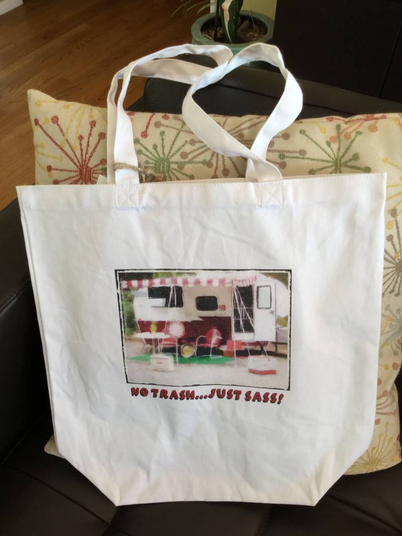 Glücklich Camping Glamper Tote Wohnwagen Glücklich Camping Glamper Tote Wohnwagen von RetroChiDesigns