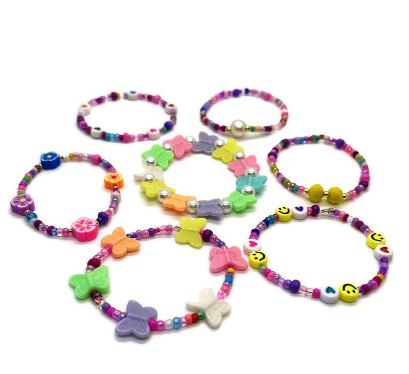 Mädchen Regenbogen Armbänder, Bunt Stretch Armband, Schmetterling Schmuck, Perlen Herz Kleine Geschenk, Rosa Und Lila Schmuck von RetroChicByNic