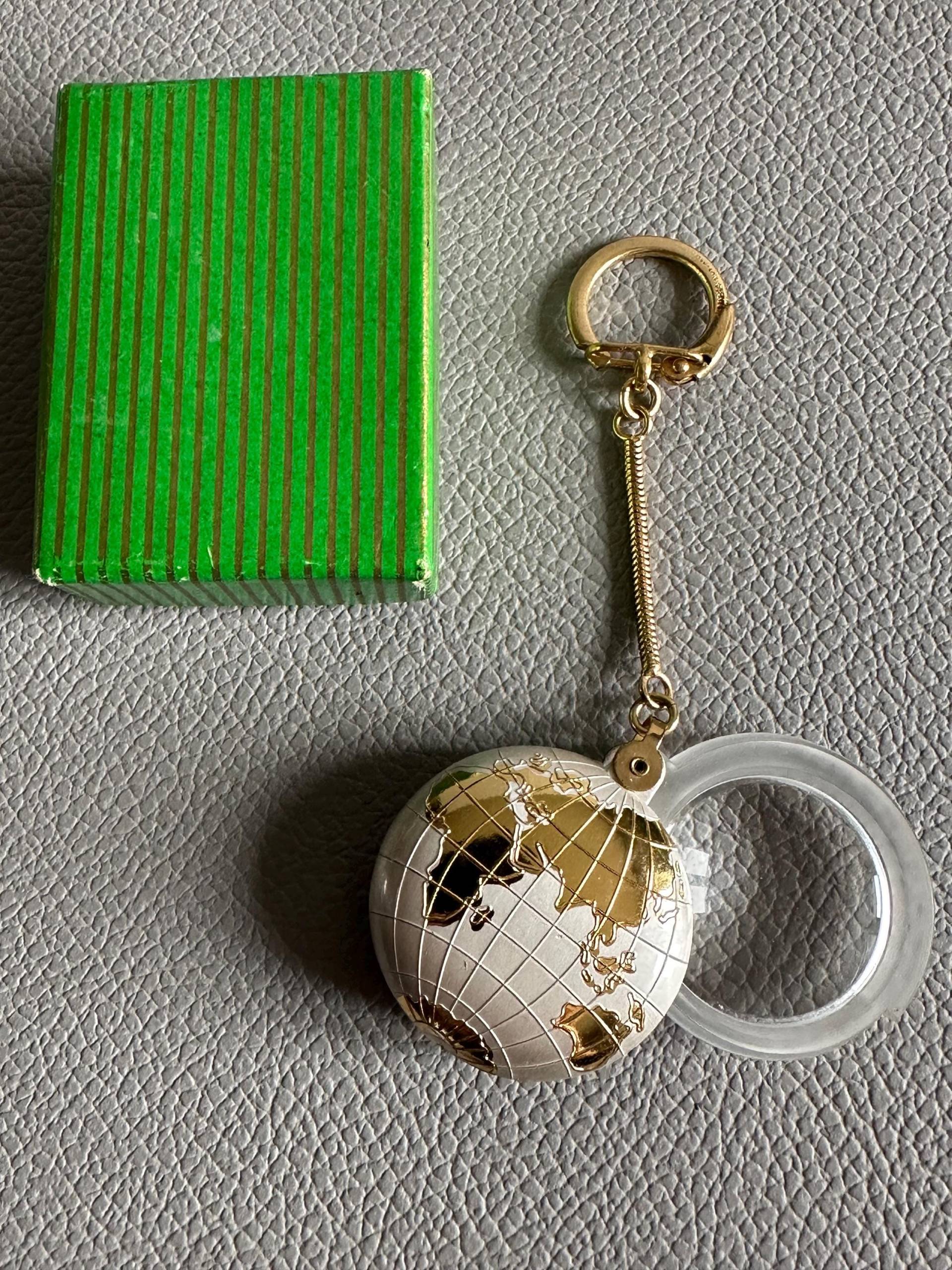 Schlüsselanhänger Andenken Globe Of The World Mit Einer Lupe von RetroCommode