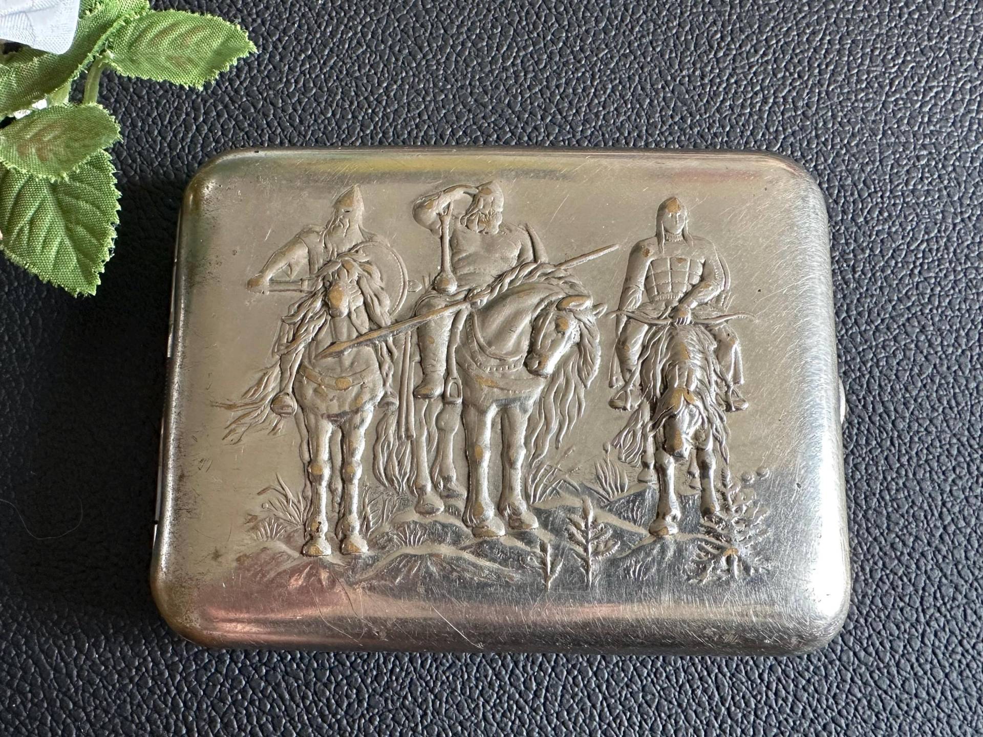 Zigarettenetui "Drei Helden", Messing, Chrombeschichtung, 1950-1970, Lenemalier, Udssr." von RetroCommode