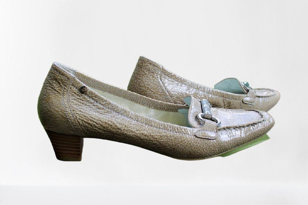 Beige Lederschuhe Pumps Vintage Hogl Frauen Comfy Medium Heels Gr. 25.7 cm von RetroFashionistaShop