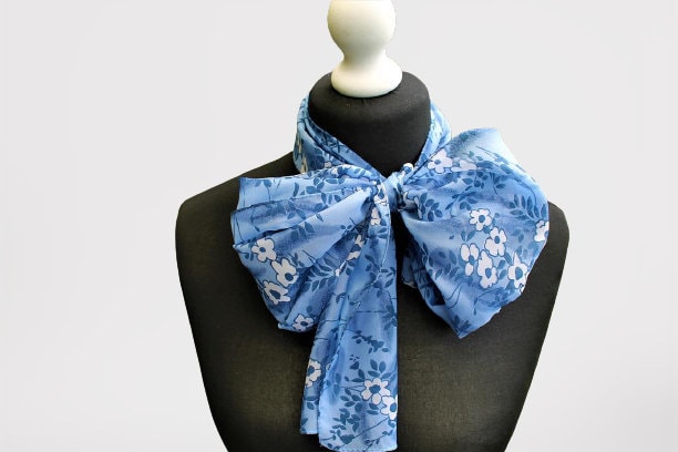 Blaues Halstuch Vintage Blumen Accessoire Frauen Geschenk Für Sie von RetroFashionistaShop