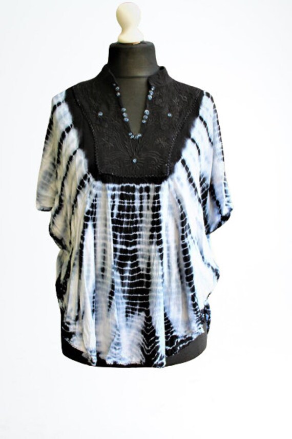 Bluse Vintage Batik Schwarz Frauen Grau Blau Sommer Boho Lose Baumwolle Bestickt Übergroß von RetroFashionistaShop