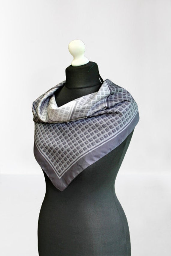 Grauer Vintage Schal Halstuch Accessoire Frauen Geschenk Für Sie von RetroFashionistaShop