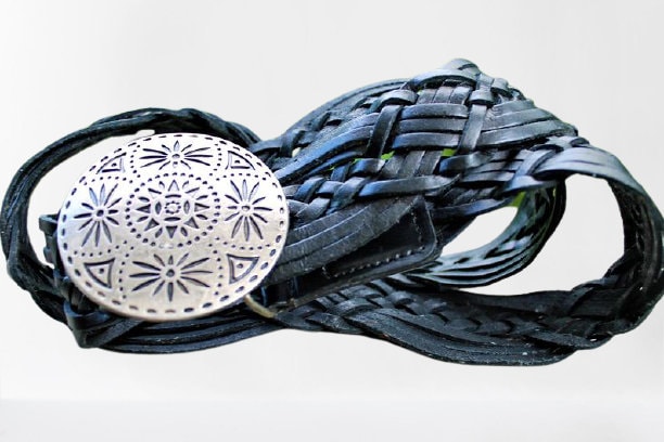 Ledergürtel Schwarz Geflochten Frauen Mit Metallschnalle Vintage Verziert Geschenk Für Sie Weihnachten von RetroFashionistaShop