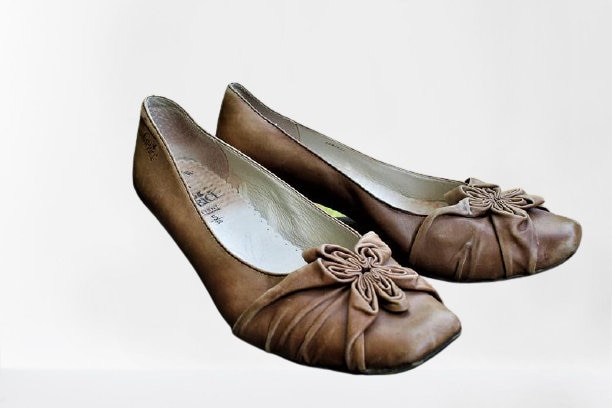 Pumps Vintage Braun Ballerina Beige Frauen Schuhe Medium Absatz Leder Caprice Größe 38 Eu/ 5 Uk/ 7.5 Us/ Us von RetroFashionistaShop